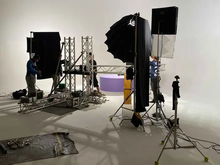 Lighting rig setup with flags
